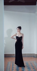 陈小纭黑色肩带礼裙裙礼服着身，展完美身形轮廓白皙肌肤写真照