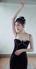 陈小纭黑色肩带礼裙裙礼服着身，展完美身形轮廓白皙肌肤写真照