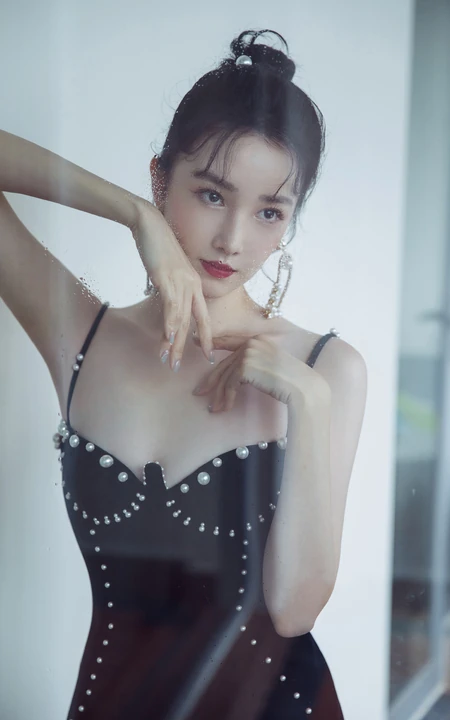 陈小纭黑色肩带礼裙裙礼服着身，展完美身形轮廓白皙肌肤写真照