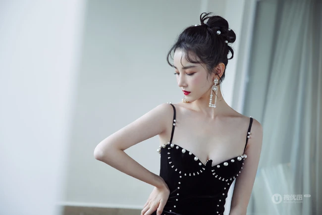 陈小纭黑色肩带礼裙裙礼服着身，展完美身形轮廓白皙肌肤写真照
