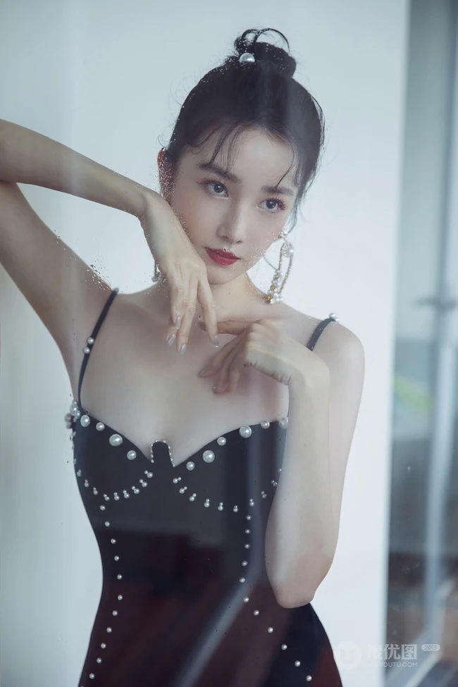 陈小纭黑色肩带礼裙裙礼服着身，展完美身形轮廓白皙肌肤写真照