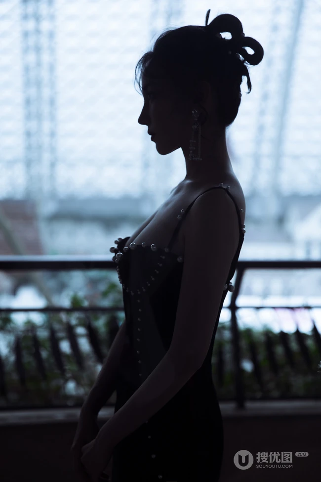 陈小纭黑色肩带礼裙裙礼服着身，展完美身形轮廓白皙肌肤写真照