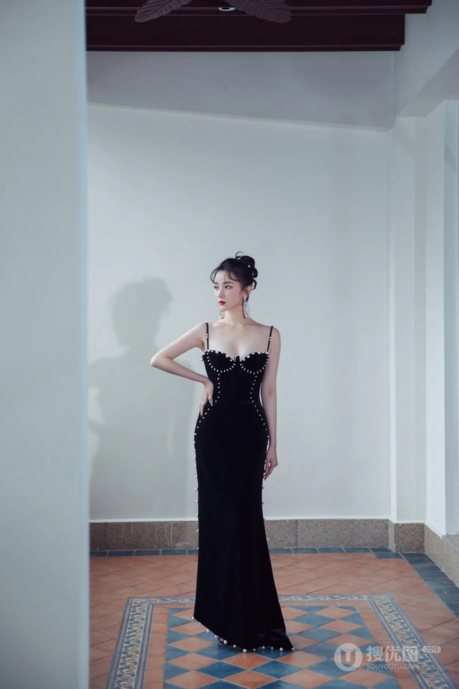 陈小纭黑色肩带礼裙裙礼服着身，展完美身形轮廓白皙肌肤写真照