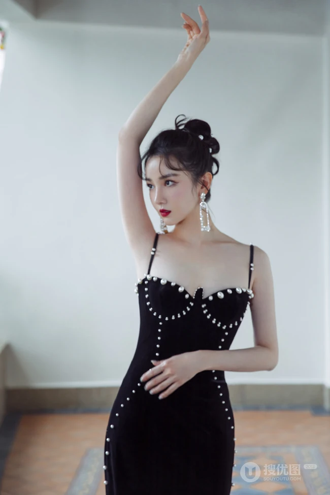 陈小纭黑色肩带礼裙裙礼服着身，展完美身形轮廓白皙肌肤写真照