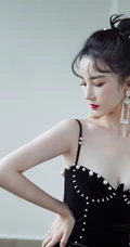 陈小纭黑色肩带礼裙裙礼服着身，展完美身形轮廓白皙肌肤写真照