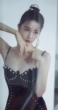陈小纭黑色肩带礼裙裙礼服着身，展完美身形轮廓白皙肌肤写真照