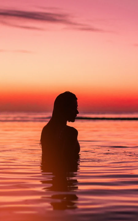 黄昏夕阳海上游泳的欧美美女
