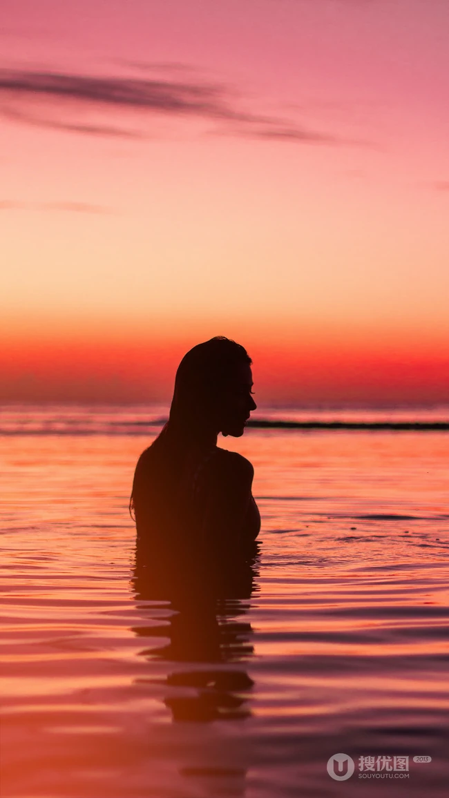 黄昏夕阳海上游泳的欧美美女