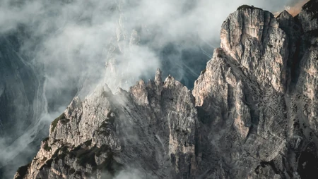 云上石山景色宜人的山脉风景壁纸