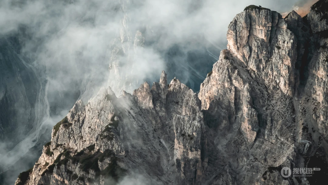 云上石山景色宜人的山脉风景壁纸