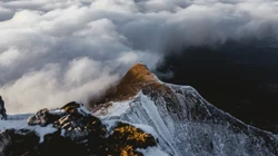 云里雾里环绕大山的雾气唯美风景壁纸图片