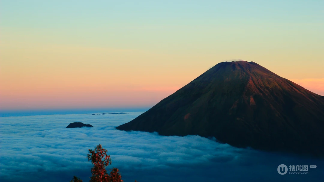 云里雾里环绕大山的雾气唯美风景壁纸图片