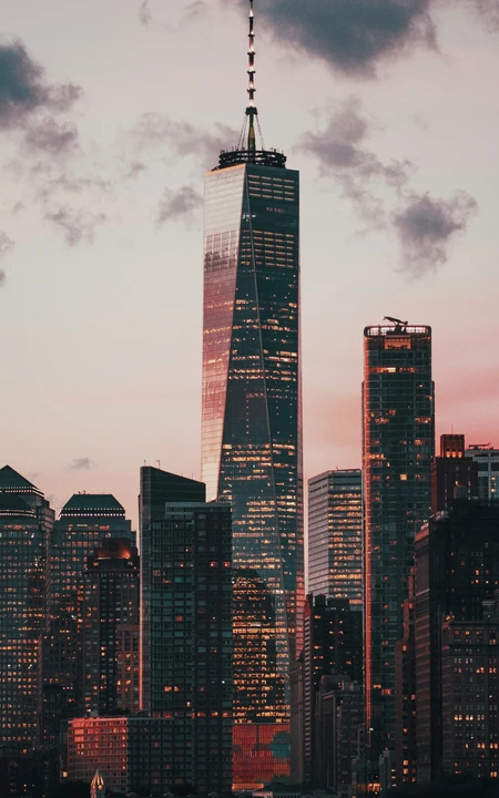 黄昏夜色下的城市办公楼风景