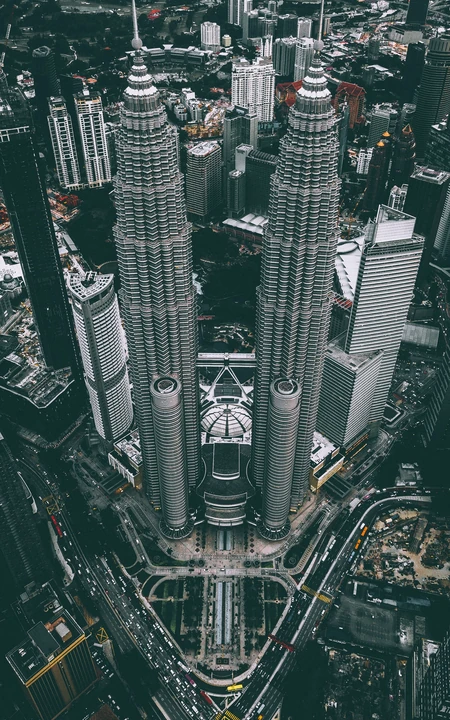 城市最高大楼双子塔的航拍风景手机壁纸
