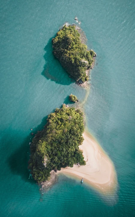 海上奇特的两座小岛风景航拍手机壁纸