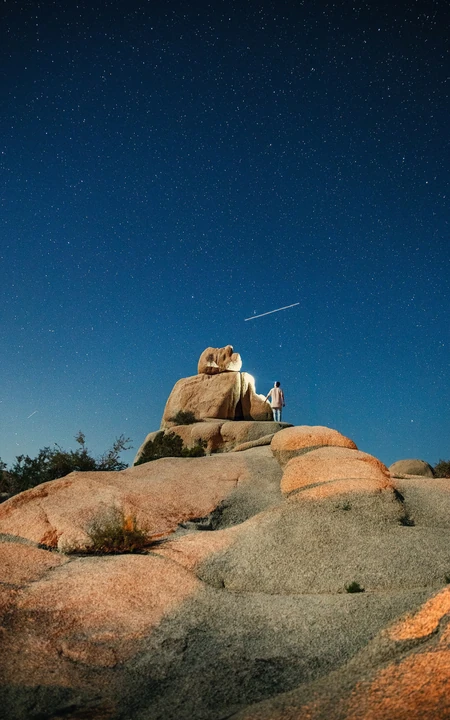 星空夜下旅游名地富有特色的石头山顶风景手机壁纸