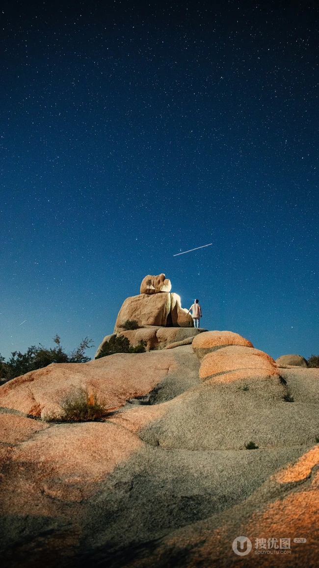 星空夜下旅游名地富有特色的石头山顶风景手机壁纸