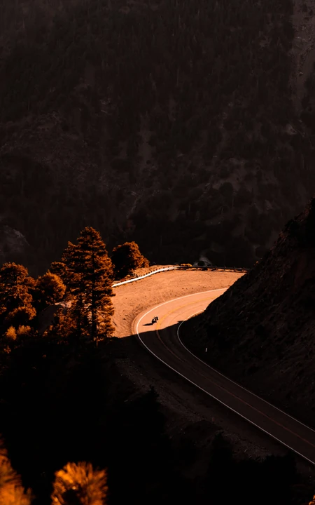 穿山公路的弯道摄影高清手机壁纸