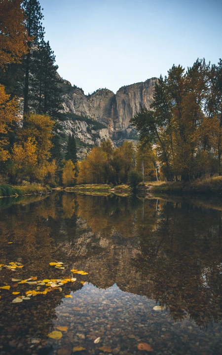 山谷中的一座湖泊风景手机背景图片