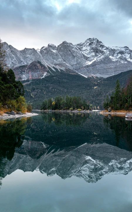 近间湖泊，远景群山的高清风景手机壁纸