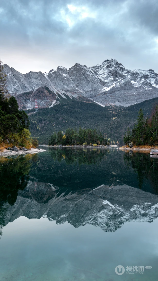 近间湖泊，远景群山的高清风景手机壁纸