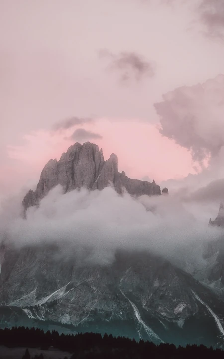 冲上云霄的大山高清风景手机壁纸