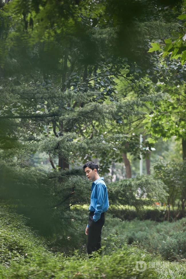 于朦胧蓝衫黑裤帅气穿搭户外森系写真照
