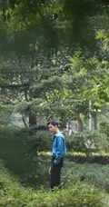 于朦胧蓝衫黑裤帅气穿搭户外森系写真照