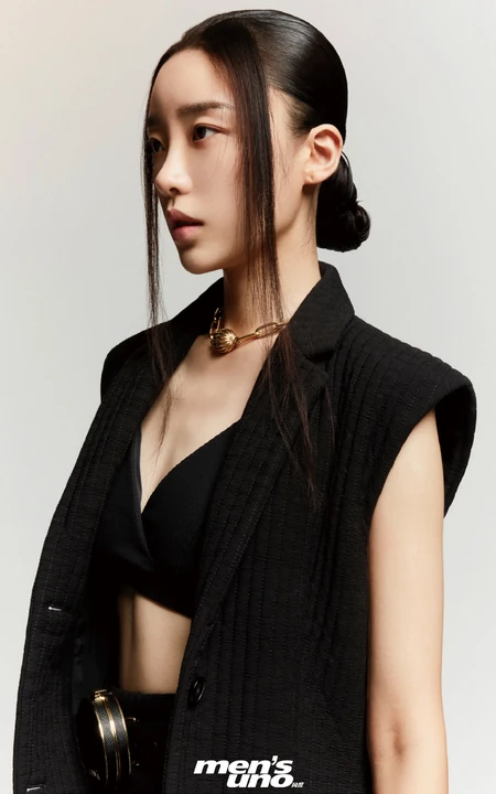 张月黑色系气质酷美穿搭登杂志写真图片