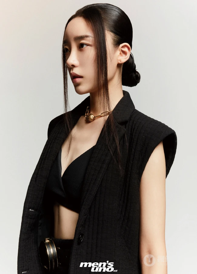 张月黑色系气质酷美穿搭登杂志写真图片