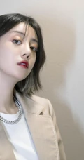 李溪芮西装搭皮裤清爽简洁秋装写真图片