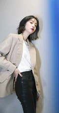 李溪芮西装搭皮裤清爽简洁秋装写真图片