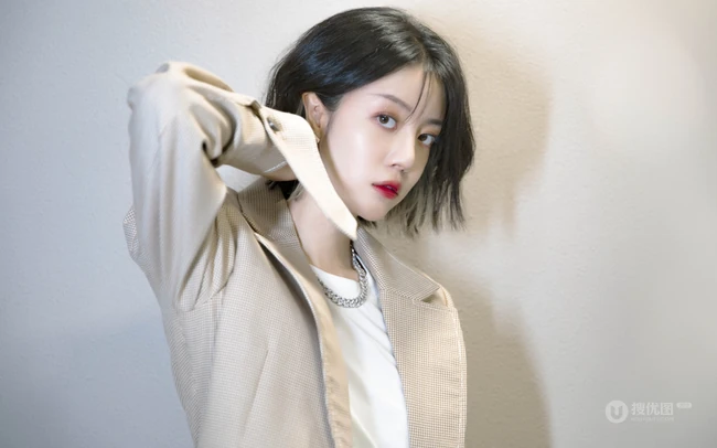 李溪芮西装搭皮裤清爽简洁秋装写真图片