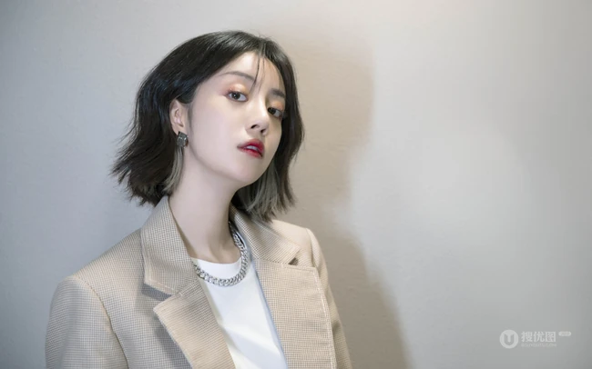 李溪芮西装搭皮裤清爽简洁秋装写真图片