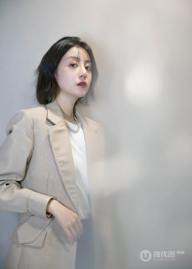 李溪芮西装搭皮裤清爽简洁秋装写真图片