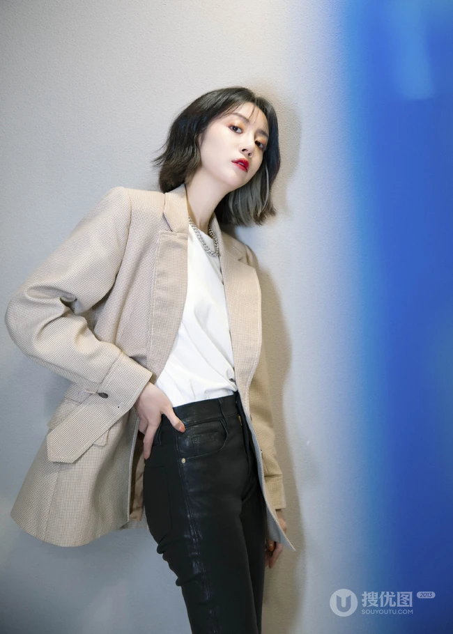李溪芮西装搭皮裤清爽简洁秋装写真图片