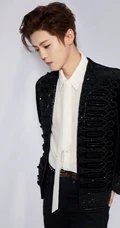 鹿晗温柔帅气黑色演出服搭配白衫黑裤写真照