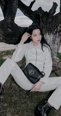 欧阳娜娜纯白LOOK穿搭森系户外写真，坐姿豪迈，清纯脸庞动人