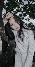 欧阳娜娜纯白LOOK穿搭森系户外写真，坐姿豪迈，清纯脸庞动人