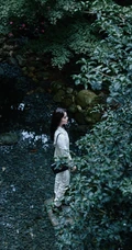 欧阳娜娜纯白LOOK穿搭森系户外写真，坐姿豪迈，清纯脸庞动人