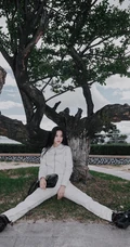 欧阳娜娜纯白LOOK穿搭森系户外写真，坐姿豪迈，清纯脸庞动人