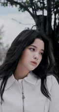 欧阳娜娜纯白LOOK穿搭森系户外写真，坐姿豪迈，清纯脸庞动人