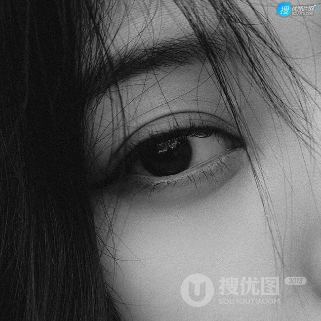 欧阳娜娜纯白LOOK穿搭森系户外写真，坐姿豪迈，清纯脸庞动人