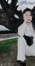欧阳娜娜纯白LOOK穿搭森系户外写真，坐姿豪迈，清纯脸庞动人