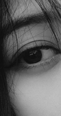 欧阳娜娜纯白LOOK穿搭森系户外写真，坐姿豪迈，清纯脸庞动人