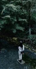 欧阳娜娜纯白LOOK穿搭森系户外写真，坐姿豪迈，清纯脸庞动人