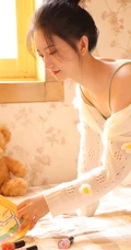 在家玩美甲的可爱漂亮90后少女彩虹纹肩带衣短裤清新气质写真照