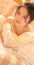 在家玩美甲的可爱漂亮90后少女彩虹纹肩带衣短裤清新气质写真照