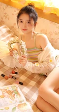 在家玩美甲的可爱漂亮90后少女彩虹纹肩带衣短裤清新气质写真照