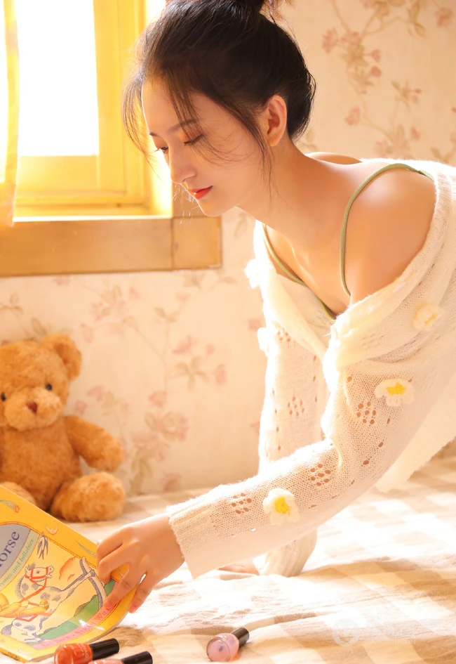 在家玩美甲的可爱漂亮90后少女彩虹纹肩带衣短裤清新气质写真照